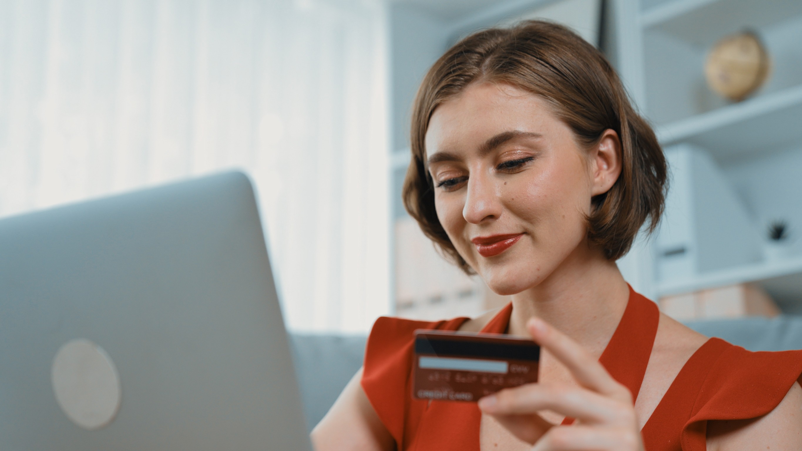 Women Use Credit Card For Online Payment